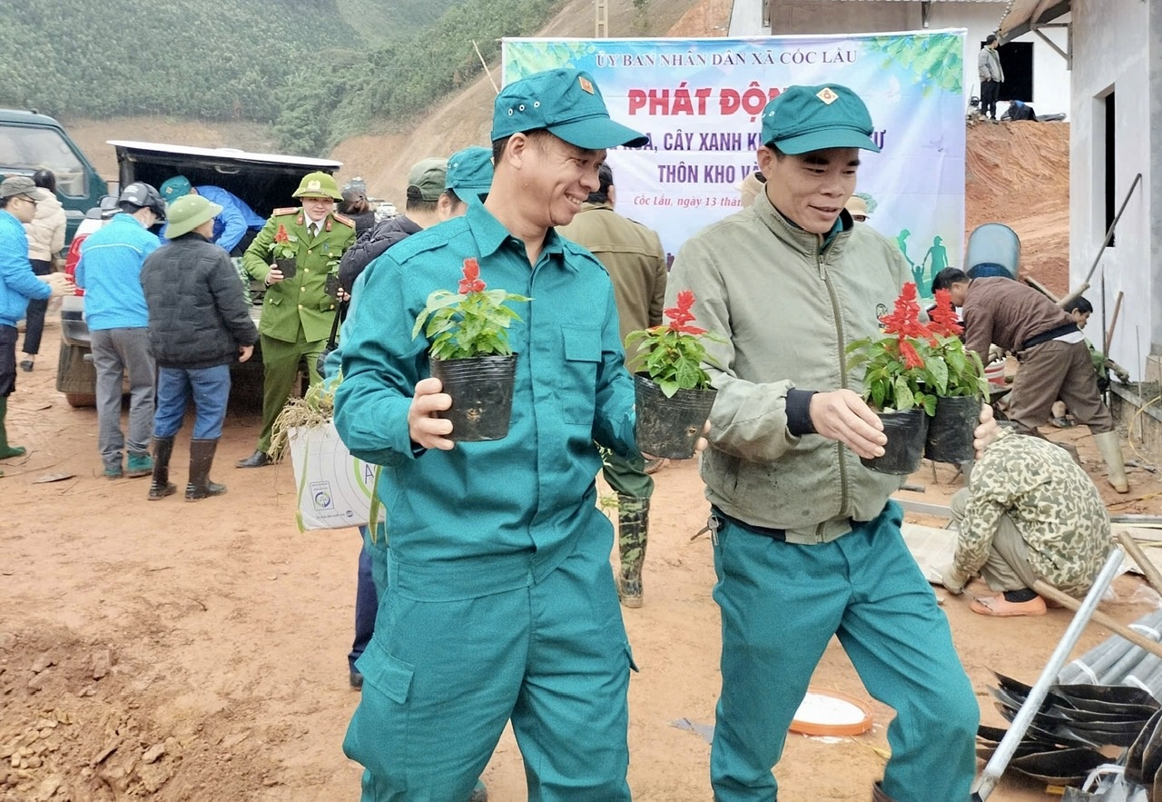 Người dân thôn Kho Vàng chung tay "điểm tô" khu tái định cư