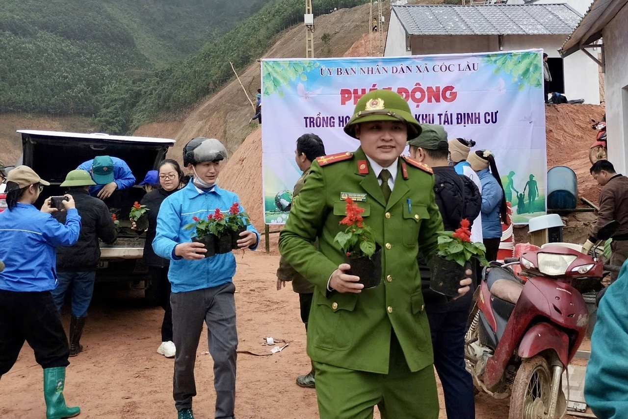 Người dân thôn Kho Vàng chung tay "điểm tô" khu tái định cư