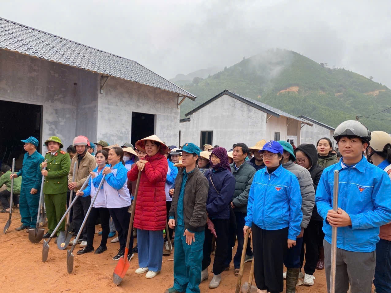 Người dân thôn Kho Vàng chung tay "điểm tô" khu tái định cư