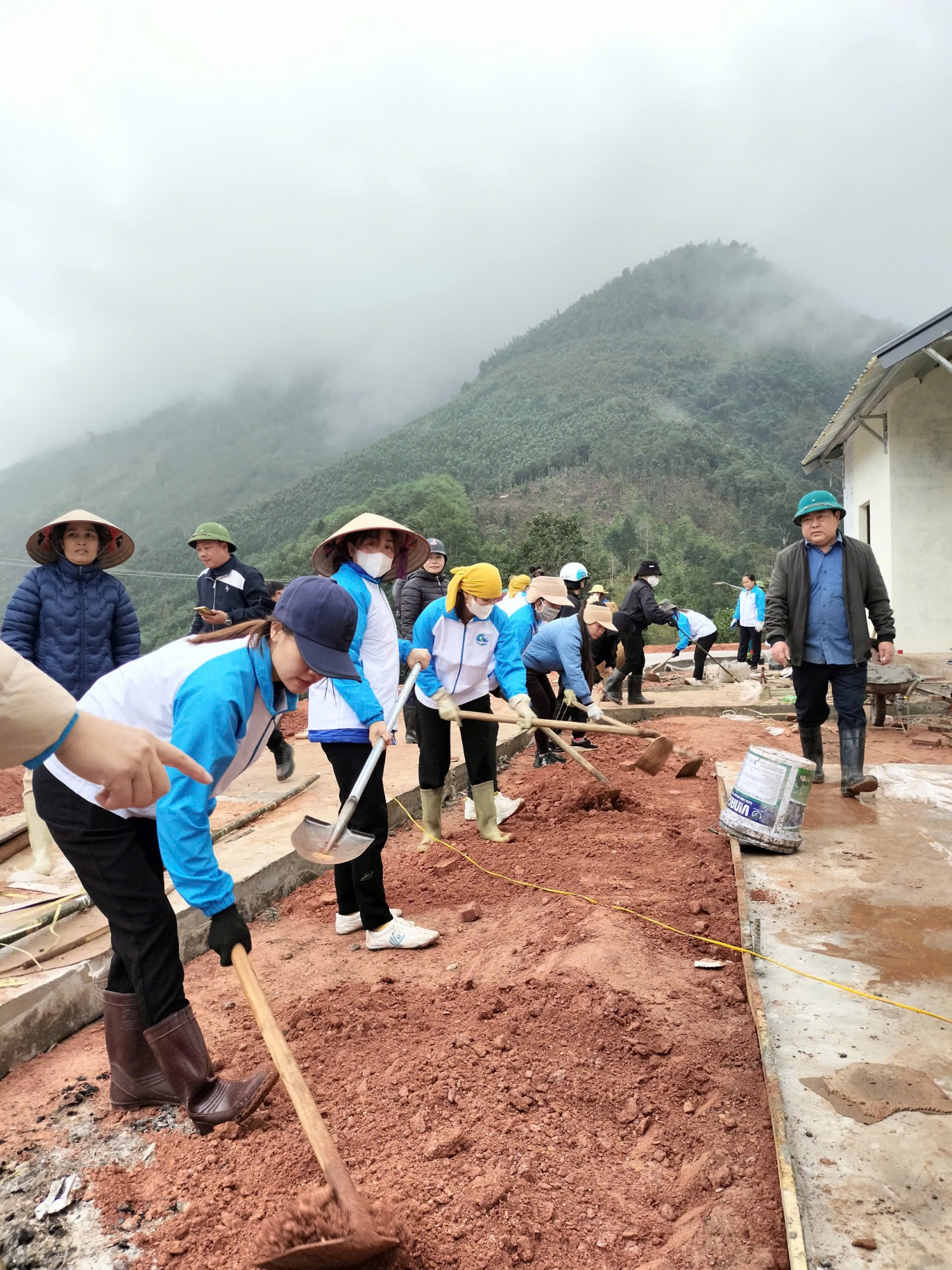 Người dân thôn Kho Vàng chung tay "điểm tô" khu tái định cư