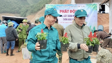 Người dân thôn Kho Vàng chung tay "điểm tô" khu tái định cư
