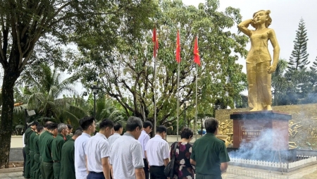 Hội Cựu chiến binh Tập đoàn Dầu khí Quốc gia Việt Nam dâng hương tại tượng đài Võ Thị Sáu