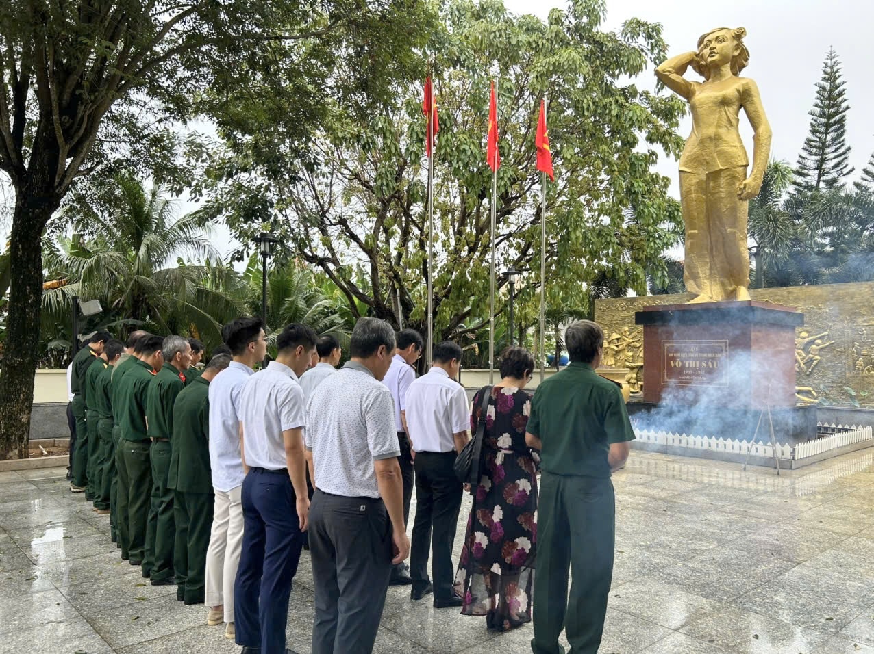 Hội Cựu chiến binh Tập đoàn Dầu khí Quốc gia Việt Nam dâng hương tại tượng đài Võ Thị Sáu