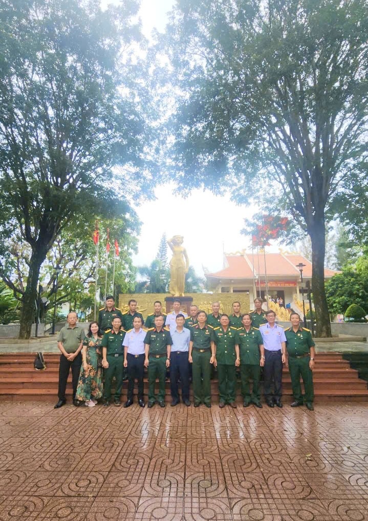 Hội Cựu chiến binh Tập đoàn Dầu khí Quốc gia Việt Nam dâng hương tại tượng đài Võ Thị Sáu