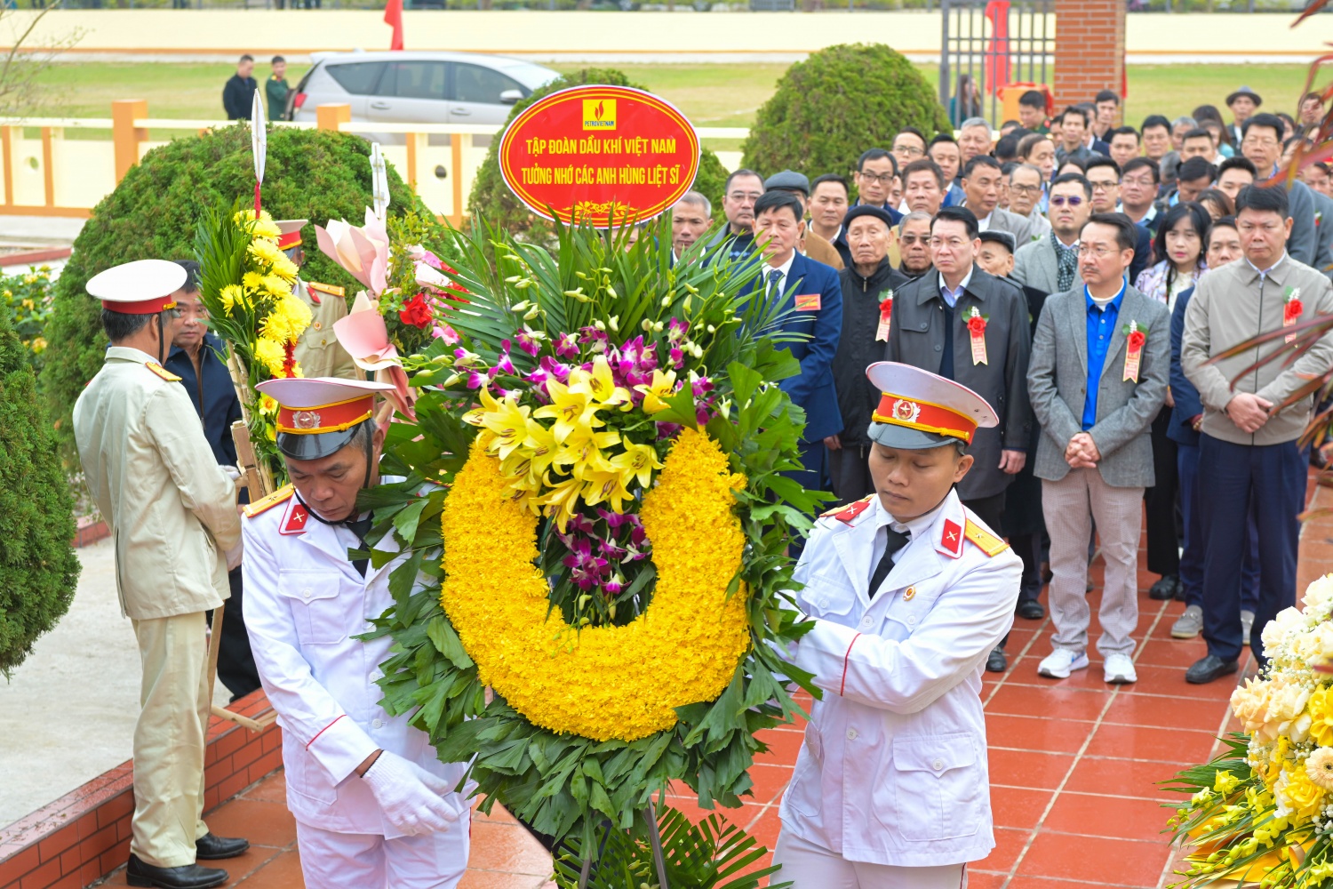 Đoàn dâng hoa bày tỏ lòng thành kính và biết ơn sâu sắc tới các anh hùng liệt sĩ. Đoàn dâng hoa bày tỏ lòng thành kính và biết ơn sâu sắc tới các anh hùng liệt sĩ.