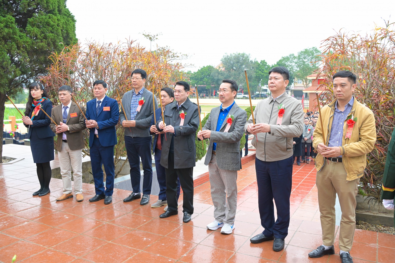 Các đại biểu dâng hương, tưởng niệm các anh hùng liệt sĩ. Các đại biểu dâng hương, tưởng niệm các anh hùng liệt sĩ.