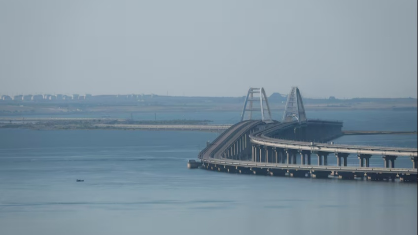 Tàu chở dầu của Nga bị vỡ đôi, tràn dầu xuống eo biển Kerch