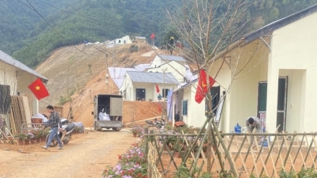 Người dân thôn Kho Vàng “náo nức” nhận nhà mới