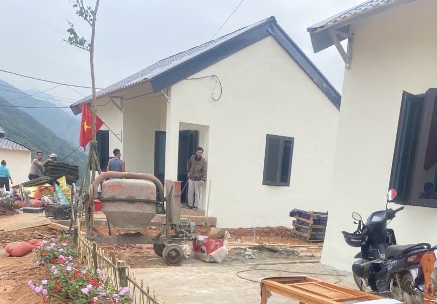 Người dân thôn Kho Vàng “náo nức” nhận nhà mới