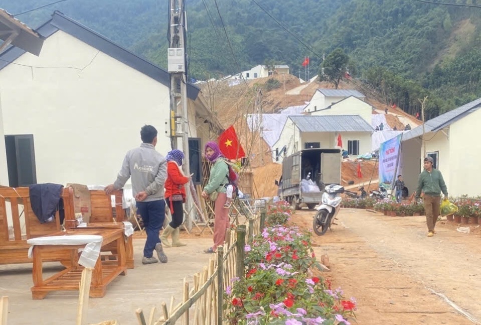 Người dân thôn Kho Vàng, xã Cốc Lầu, huyện Bắc Hà, tỉnh Lào Cai “náo nức” nhận nhà mới