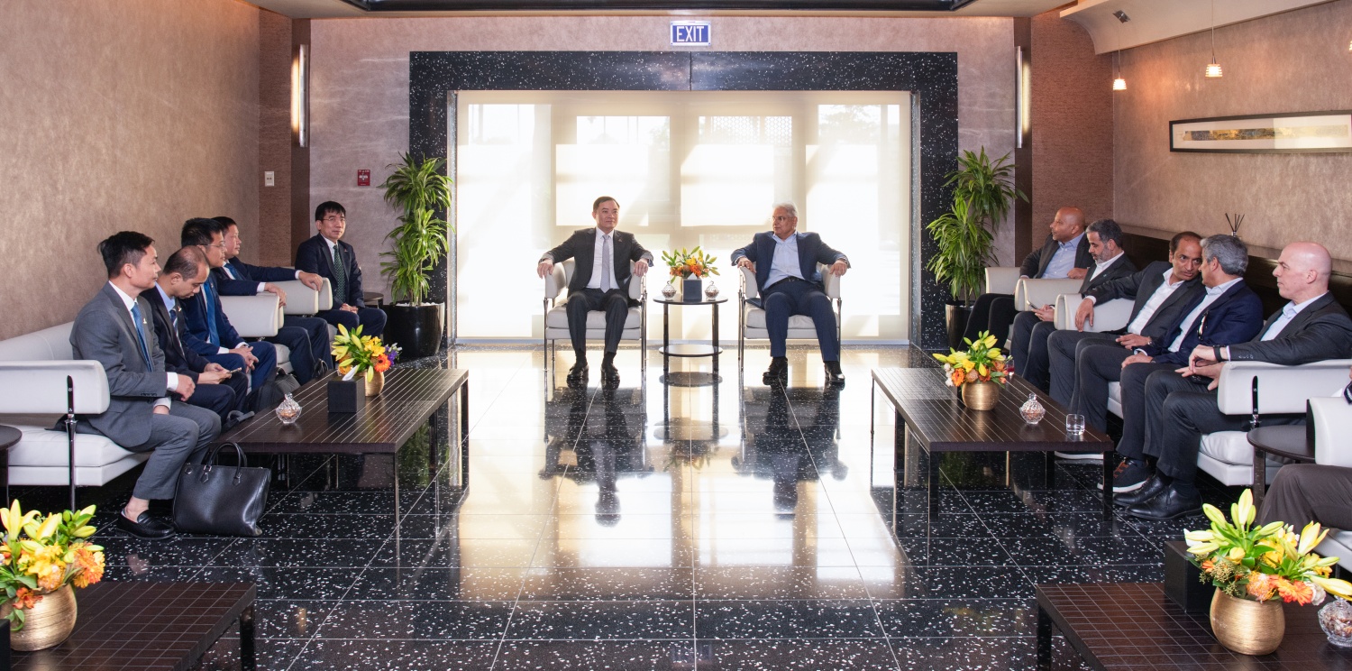 Ông Mohammed Y. Al Qhatani - Tổng Giám đốc phụ trách khâu sau và các lãnh đạo cấp cao của Saudi Aramco đón tiếp trọng thị Tổng Giám đốc Lê Ngọc Sơn và đoàn công tác Petrovietnam. Ông Mohammed Y. Al Qhatani - Tổng Giám đốc phụ trách khâu sau và các lãnh đạo cấp cao của Saudi Aramco đón tiếp trọng thị Tổng Giám đốc Lê Ngọc Sơn và đoàn công tác Petrovietnam.