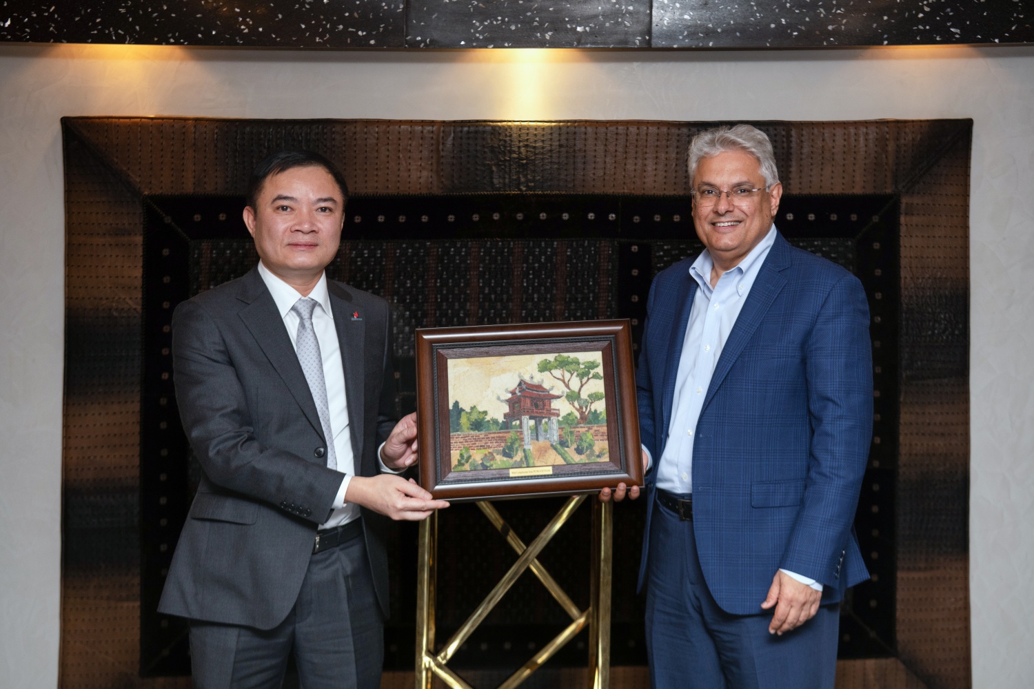 Tổng Giám đốc Petrovietnam Lê Ngọc Sơn (trái) trao quà kỷ niệm tặng Saudi Aramco Tổng Giám đốc Petrovietnam Lê Ngọc Sơn (trái) trao quà kỷ niệm tặng Saudi Aramco