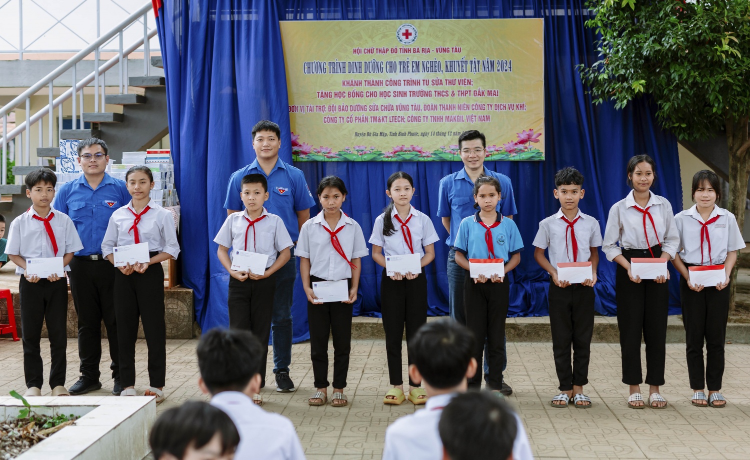 Đại diện Đoàn Thanh niên Công ty Dịch vụ Khí trao tặng học bổng
