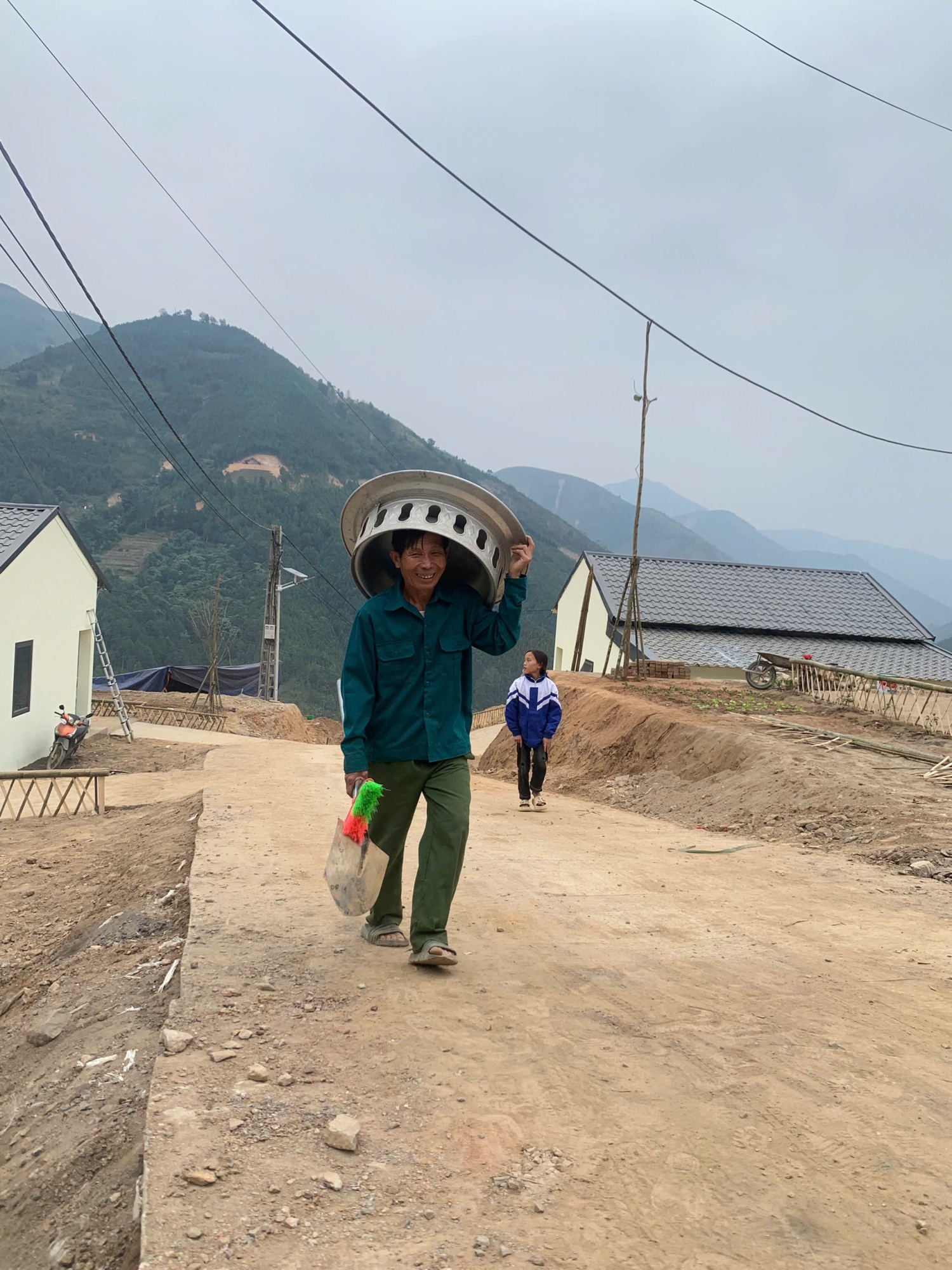 Thêm nhiều hộ dân thôn Kho Vàng hân hoan chuyển về nhà mới
