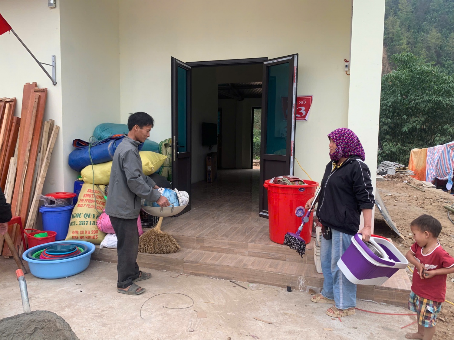 Thêm nhiều hộ dân thôn Kho Vàng hân hoan chuyển về nhà mới
