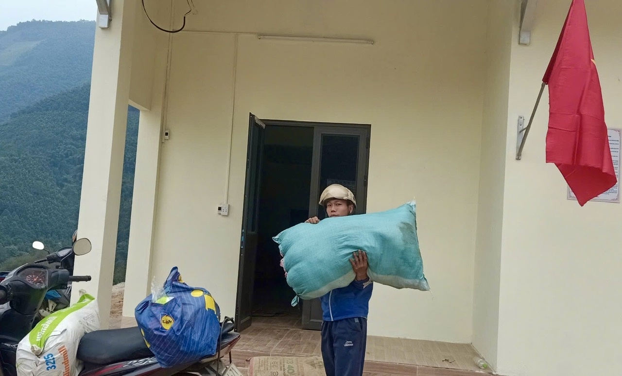 Thêm nhiều hộ dân thôn Kho Vàng hân hoan chuyển về nhà mới