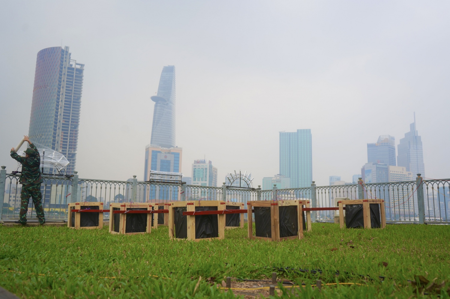 [Chùm ảnh] Trận địa pháo hoa đón năm mới 2025 tại TP HCM sẵn sàng chờ khai hỏa