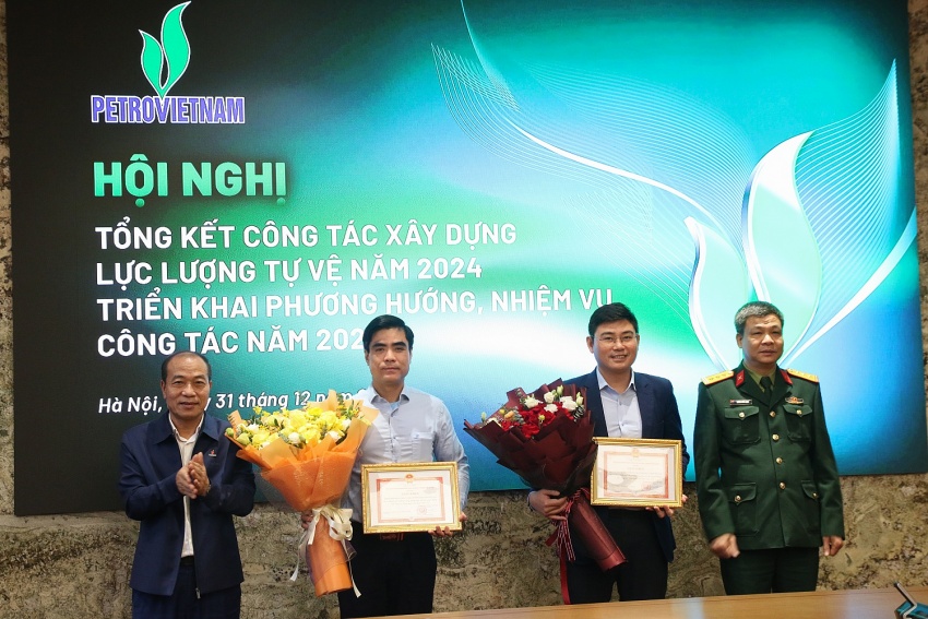 Ban CHQS Cơ quan Tập đoàn đón nhận Bằng khen của UBND quận Ba Đình vì có những thành tích xuất sắc trong phong trào thi đua quyết thắng năm 2024