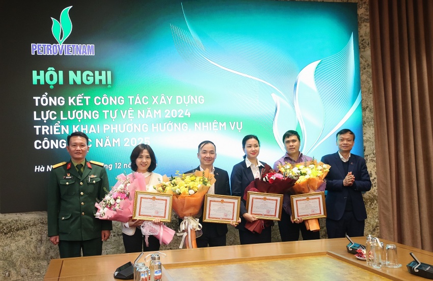 Các đồng chí có thành tích xuất sắc trong phong trào thi đua năm 2024.