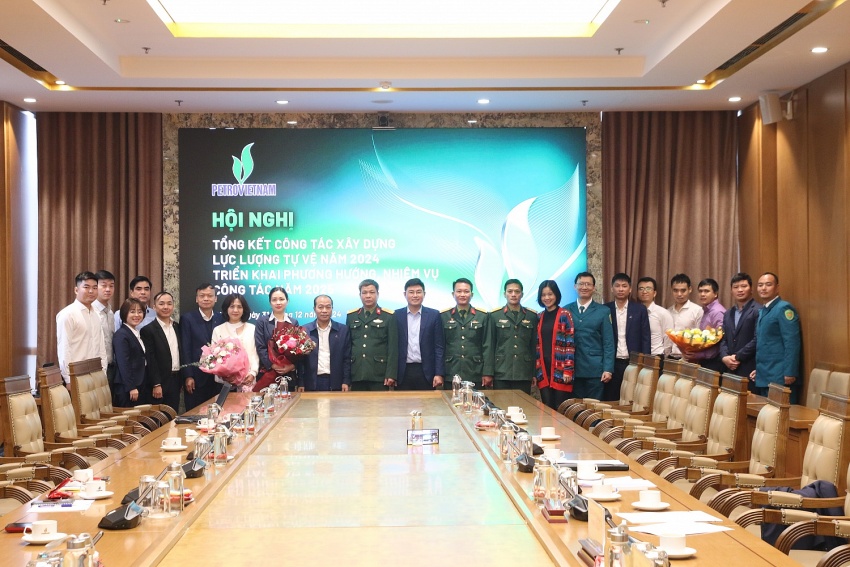 Các đại biểu chụp ảnh lưu niệm tại hội nghị