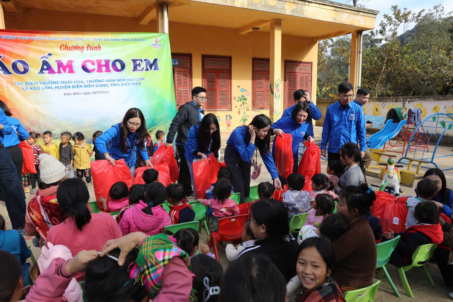 Đoàn thanh niên PVEP tổ chức hoạt động về nguồn, an sinh xã hội và đào tạo thực địa tại Điện Biên Đoàn thanh niên PVEP tổ chức hoạt động về nguồn, an sinh xã hội và đào tạo thực địa tại Điện Biên