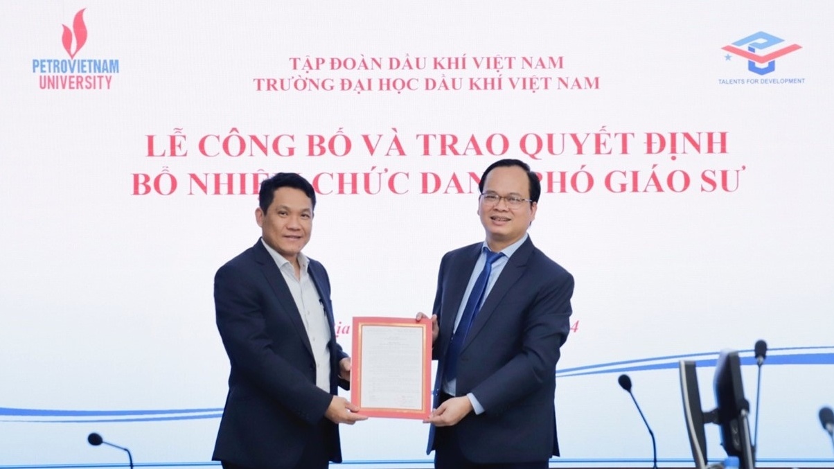 PVU công bố và trao quyết định bổ nhiệm chức danh Phó Giáo sư cho Tiến sĩ Vũ Minh Hùng