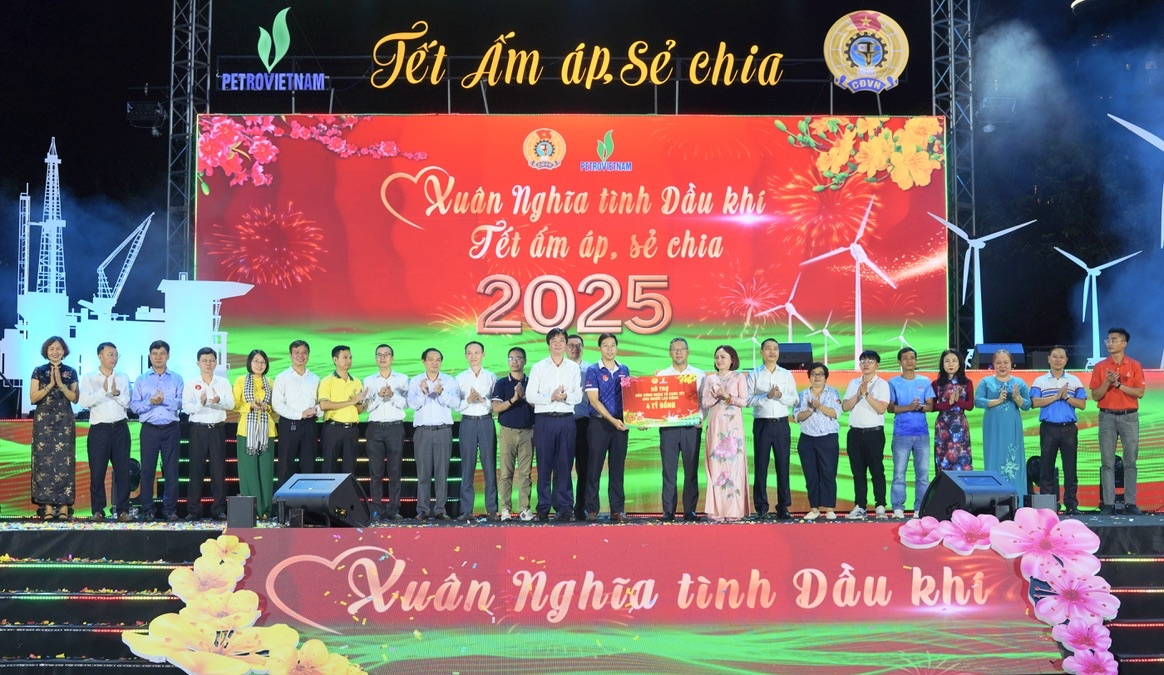 CĐ DKVN trao 7 tỷ đồng hỗ trợ cho các đơn vị tổ chức Tết và chăm lo cho người lao động khó khăn.