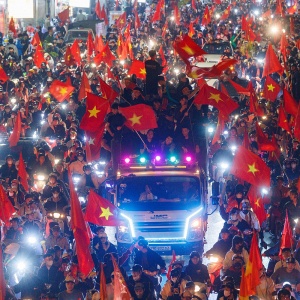 Hà Nội nhuộm đỏ màu cờ sau chiến thắng của đội tuyển quốc gia