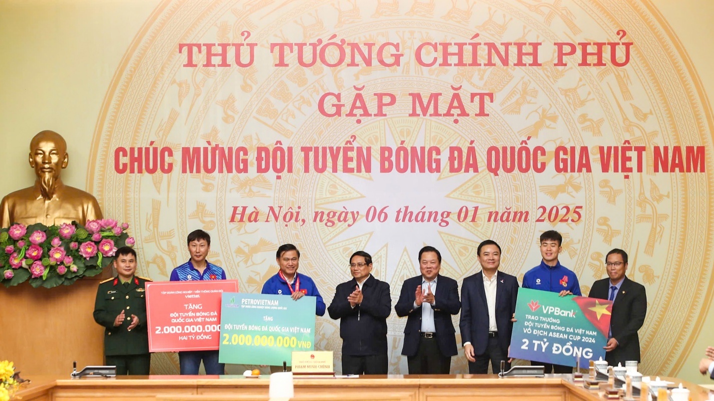 Petrovietnam trao tặng Ban huấn luyện và các cầu thủ Đội tuyển Quốc gia Việt Nam 2 tỷ đồng