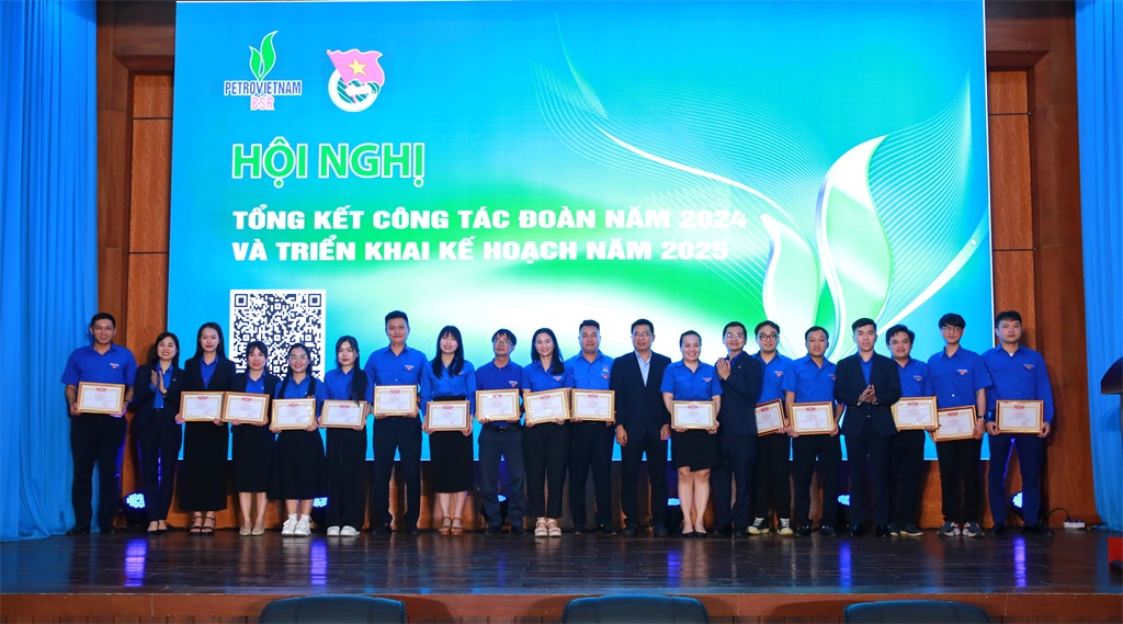 71 cá nhân có thành tích xuất sắc trong phong trào Đoàn cũng được tổ chức khen thưởng tại Hội nghị.