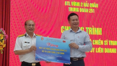 Vietsovpetro thăm và tặng quà cho cán bộ, chiến sĩ Trung đoàn 251 Vùng 2 Hải quân