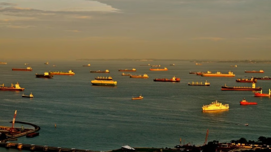 Lệnh trừng phạt mới nhất của Hoa Kỳ khiến hàng chục tàu chở dầu phải thả neo