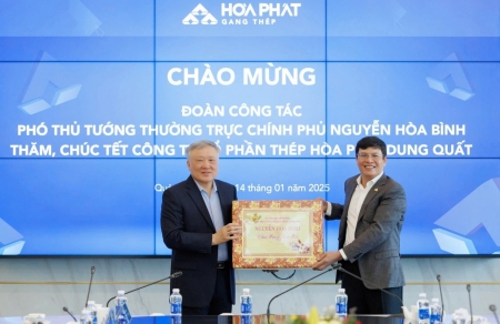 Phó Thủ tướng Thường trực Nguyễn Hòa Bình thăm, chúc Tết người có công với cách mạng và các doanh nghiệp tại Quảng Ngãi