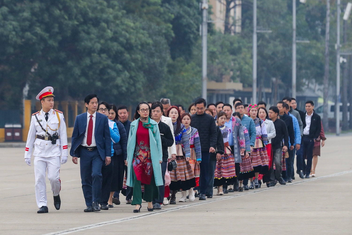 Người dân thôn Kho Vàng, xã Cốc Lầu xúc động khi được vào viếng Lăng Chủ tịch Hồ Chí Minh