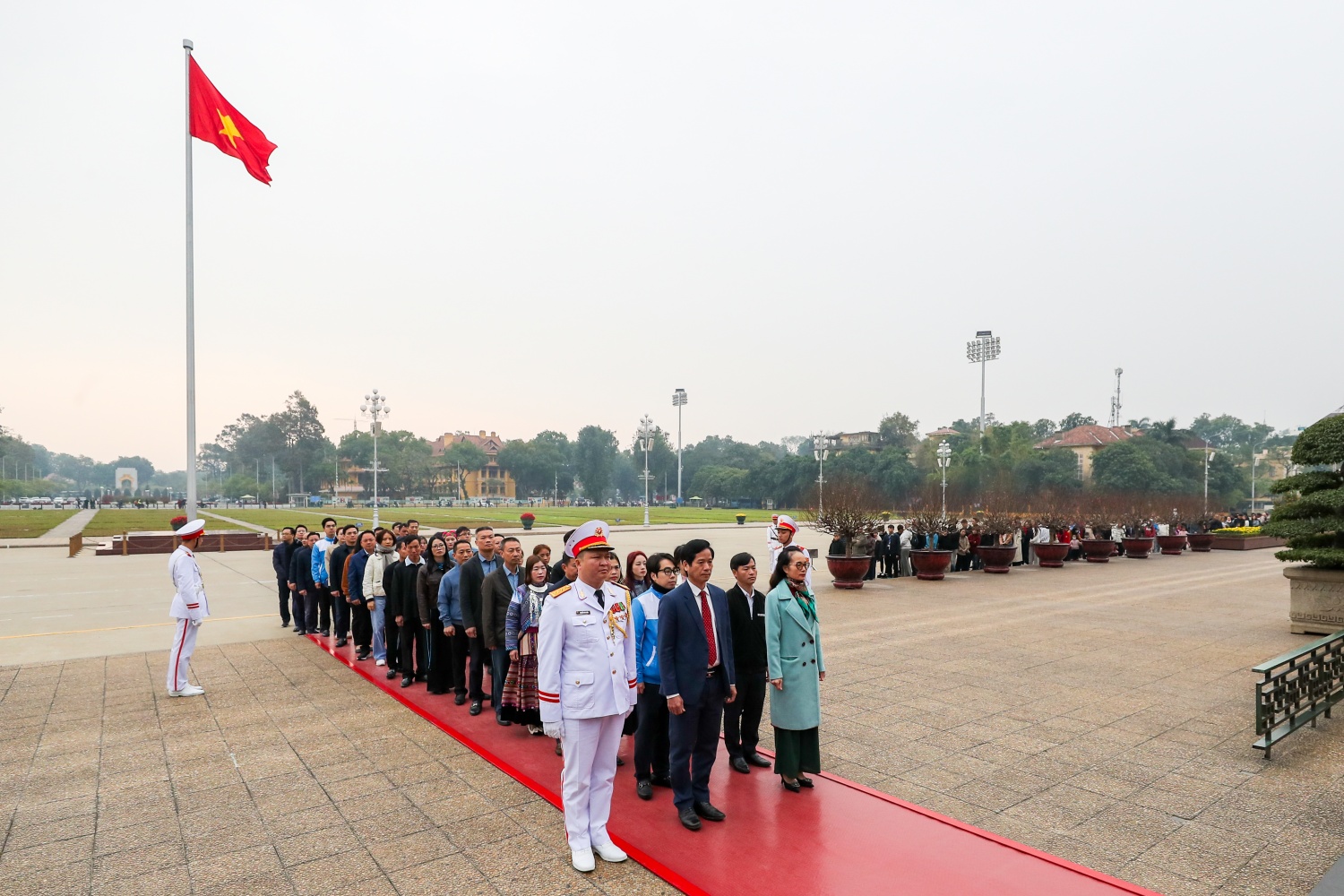 Người dân thôn Kho Vàng, xã Cốc Lầu xúc động khi được vào viếng Lăng Chủ tịch Hồ Chí Minh