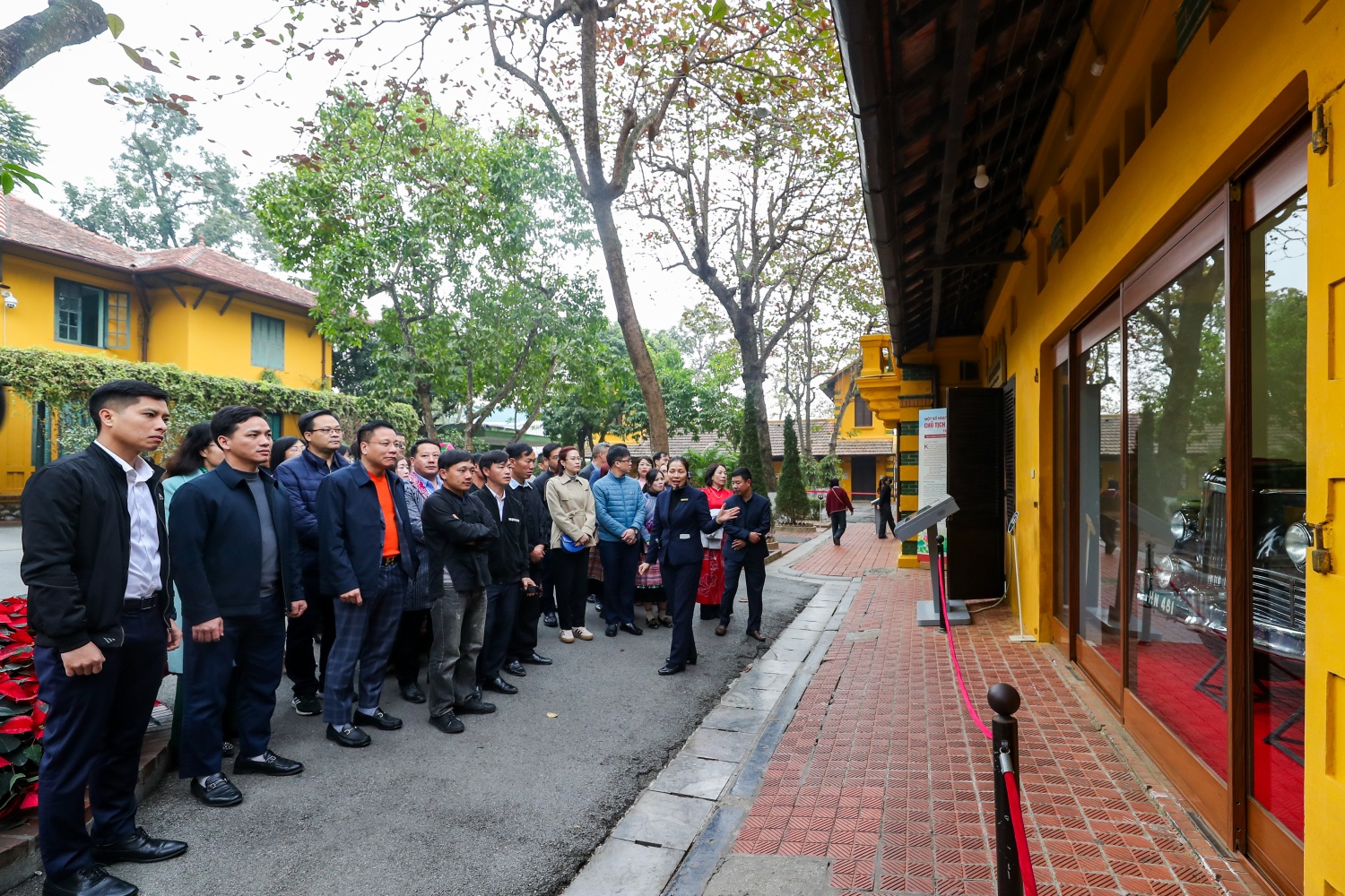 Người dân thôn Kho Vàng, xã Cốc Lầu xúc động khi được vào viếng Lăng Chủ tịch Hồ Chí Minh