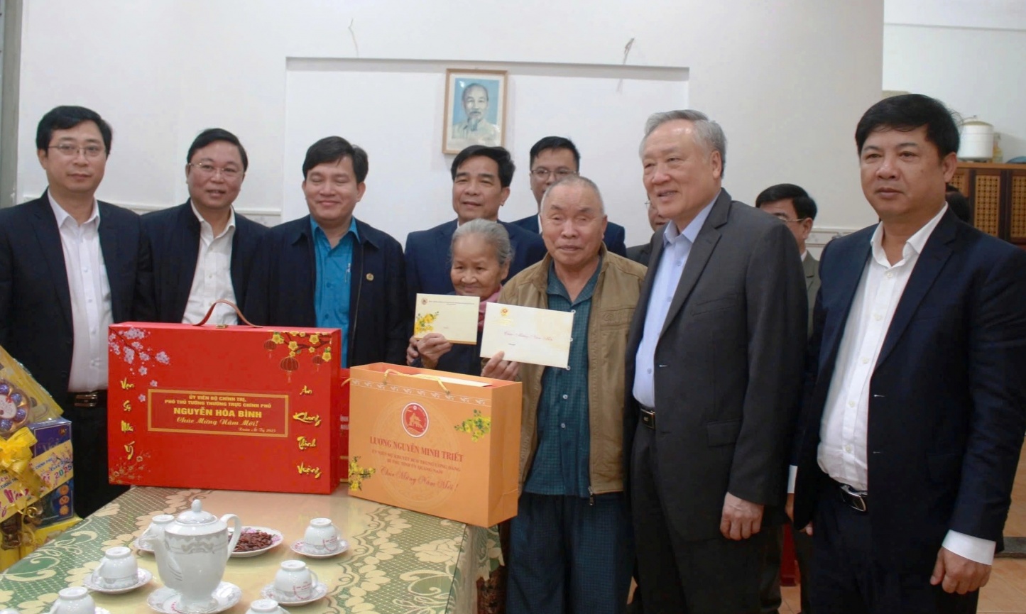 Phó Thủ tướng Thường trực Nguyễn Hòa Bình thăm, chúc Tết các gia đình chính sách tại Quảng Nam
