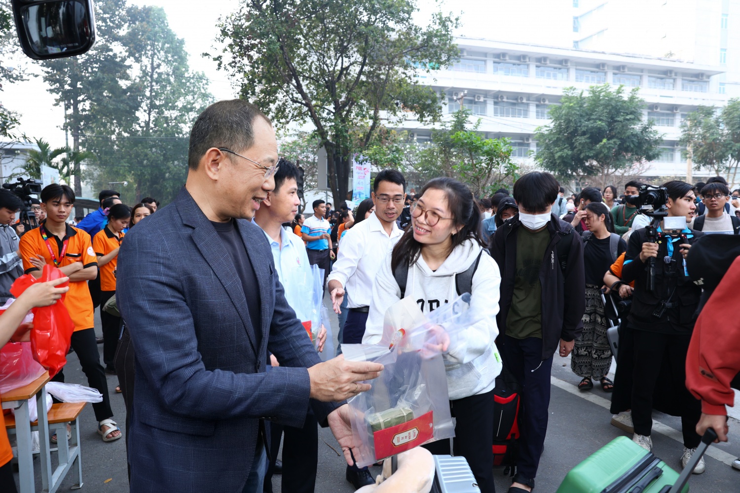 Ông Cao Hoài Dương – Bí thư Đảng ủy, Chủ tịch HĐQT PVOIL tặng quà và tiễn sinh viên lên xe về quê đón Tết