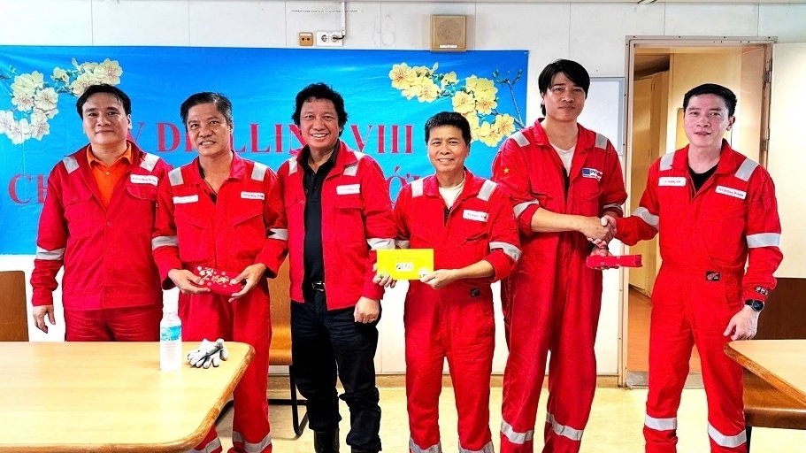 Lãnh đạo PV Drilling thăm và động viên người lao động giàn khoan PV DRILLING VIII tại Malaysia