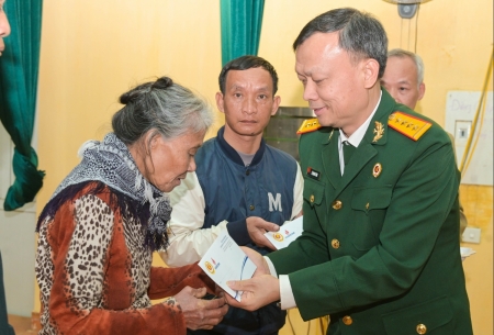 Hội CCB Petrovietnam thăm, tặng quà các hộ gia đình có hoàn cảnh khó khăn xã Yên Thọ, tỉnh Nam Định