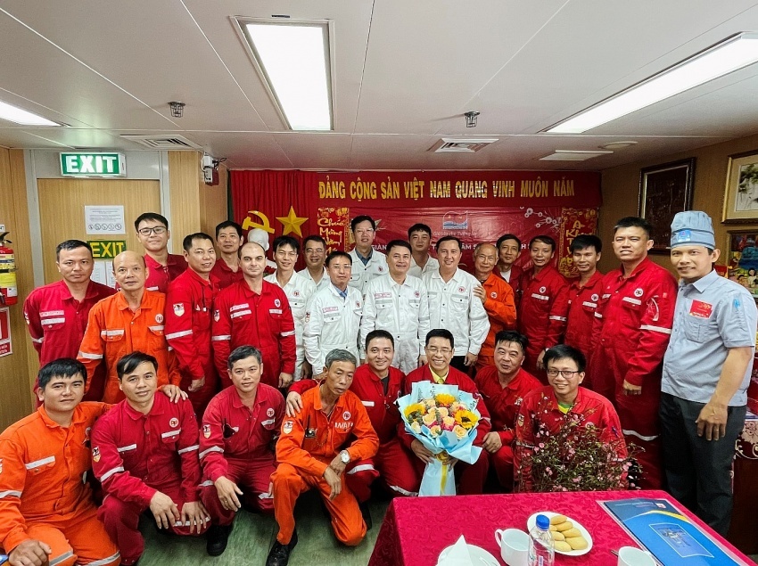 Đoàn công tác của lãnh đạo tỉnh Bà Rịa - Vũng Tàu và lãnh đạo Liên doanh Vietsovpetro đã đến thăm, chúc Tết cán bộ, kỹ sư, người lao động (NLĐ) đang làm việc tại Giàn Công nghệ Trung tâm số 3 (CNTT-3), mỏ Bạch Hổ.