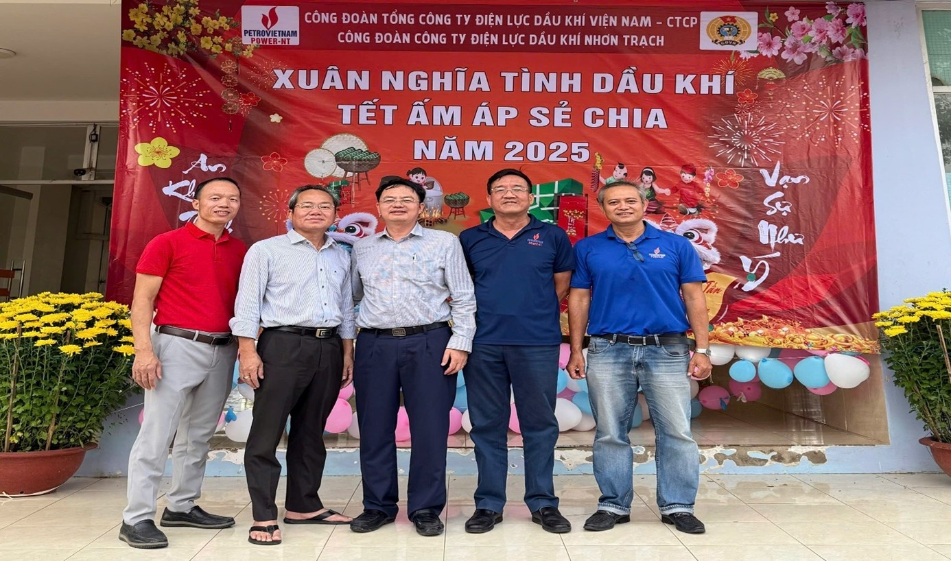 Ông Lê Quý Dương – Phó Giám đốc, Chủ tịch Công đoàn Công ty cùng khách mời tham dự chương trình.