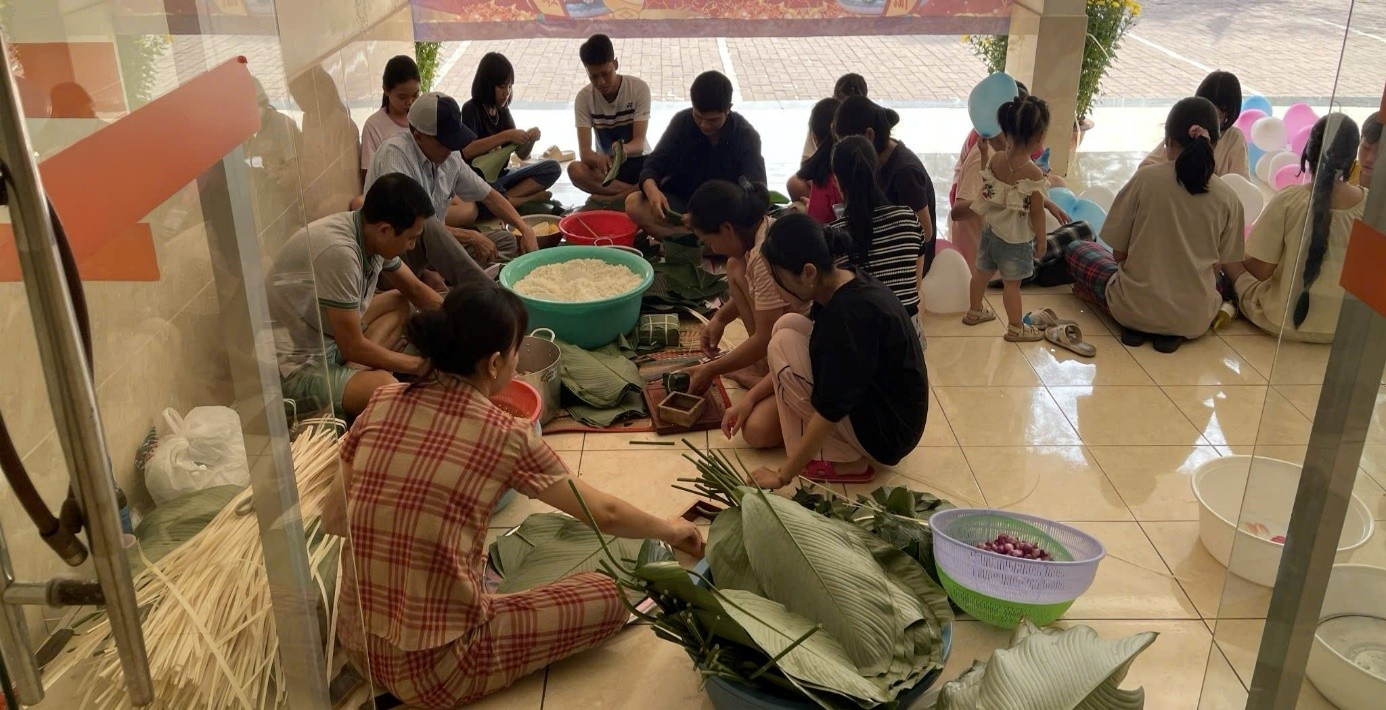 Các đội tại phần thi gói và trang trí bánh chưng