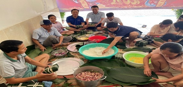 Các đội tại phần thi gói và trang trí bánh chưng