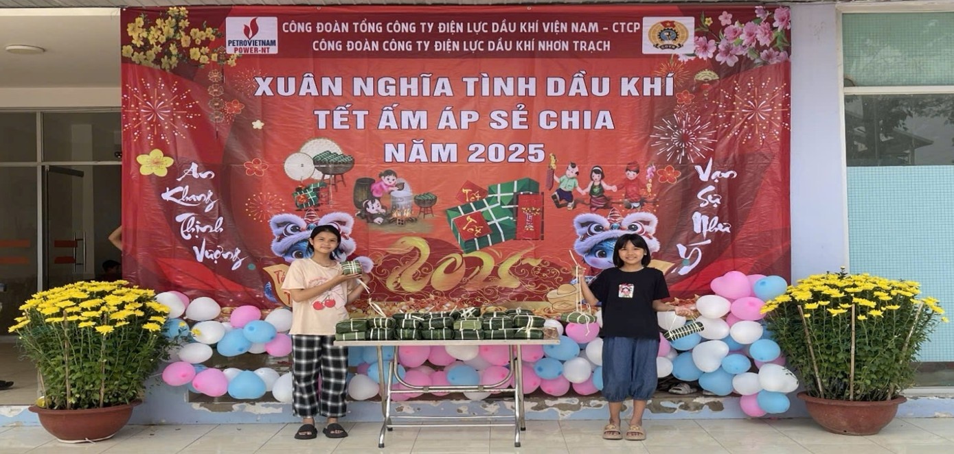 Hướng dẫn gói và trang trí bánh chưng cho các cháu ở lại ăn Tết tại NCV