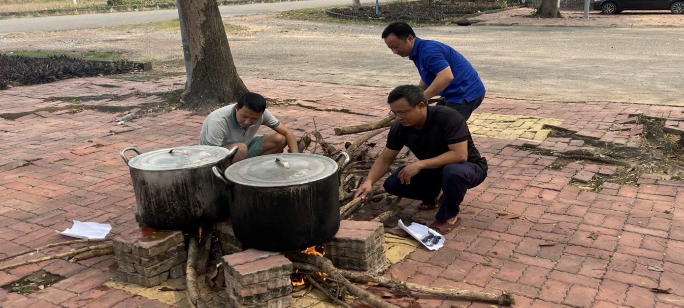 Tổ chức luộc bánh chưng