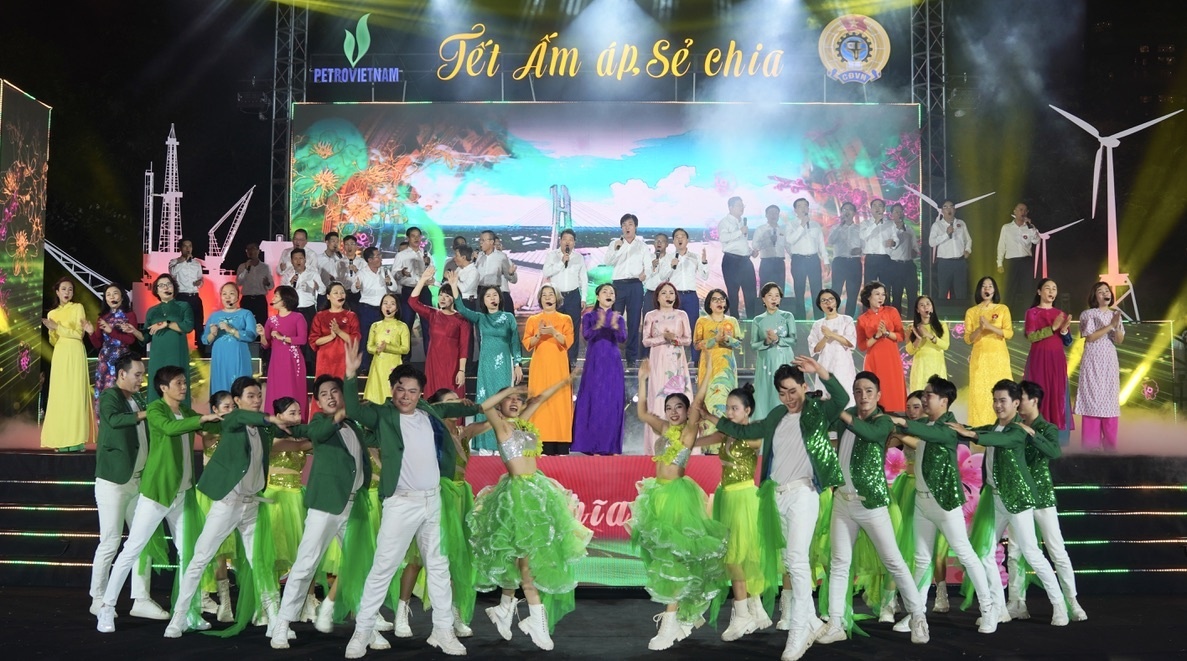 Lãnh đạo CĐ DKVN và các công đoàn cơ sở cùng trình diễn văn nghệ trong chương trình “Xuân nghĩa tình Dầu khí - Tết ấm áp, sẻ chia” năm 2025, khu vực phía Nam. Lãnh đạo CĐ DKVN và các công đoàn cơ sở cùng trình diễn văn nghệ trong chương trình “Xuân nghĩa tình Dầu khí - Tết ấm áp, sẻ chia” năm 2025, khu vực phía Nam.