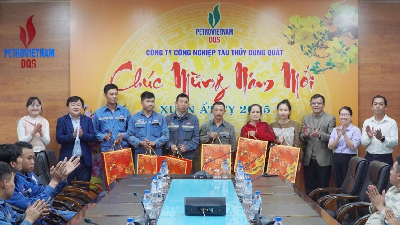 Đoàn Thanh niên Petrovietnam tặng quà Tết cho đoàn viên, người lao động có hoàn cảnh khó khăn tại DQS