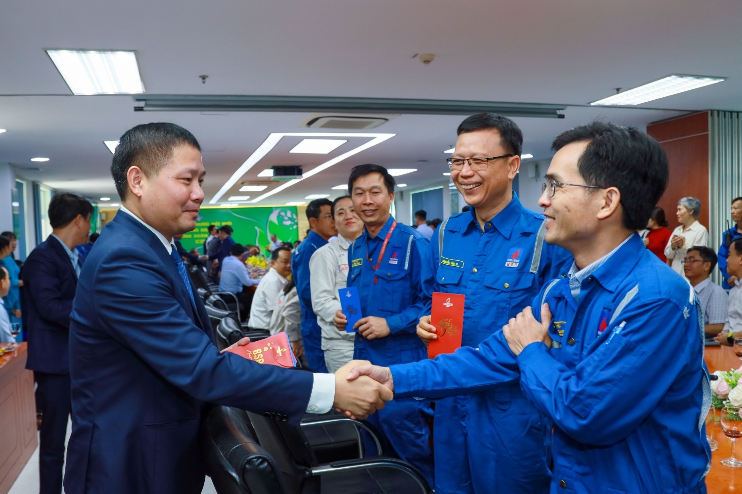 Không khí sản xuất nhộn nhịp, phấn khởi trên những công trình Dầu khí