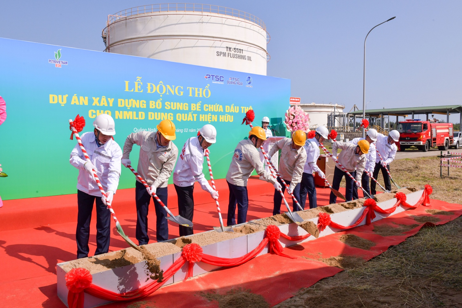 Đại diện lãnh đạo BSR và Liên danh nhà thầu thực hiện nghi thức động thổ gói thầu EPC xây dựng bổ sung bể chứa dầu thô cho NMLD Dung Quất.
